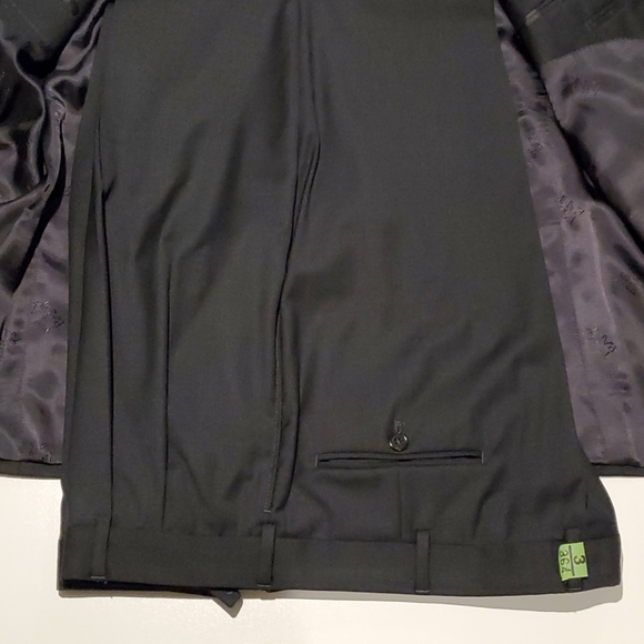 Suit - Picture 6 of 8